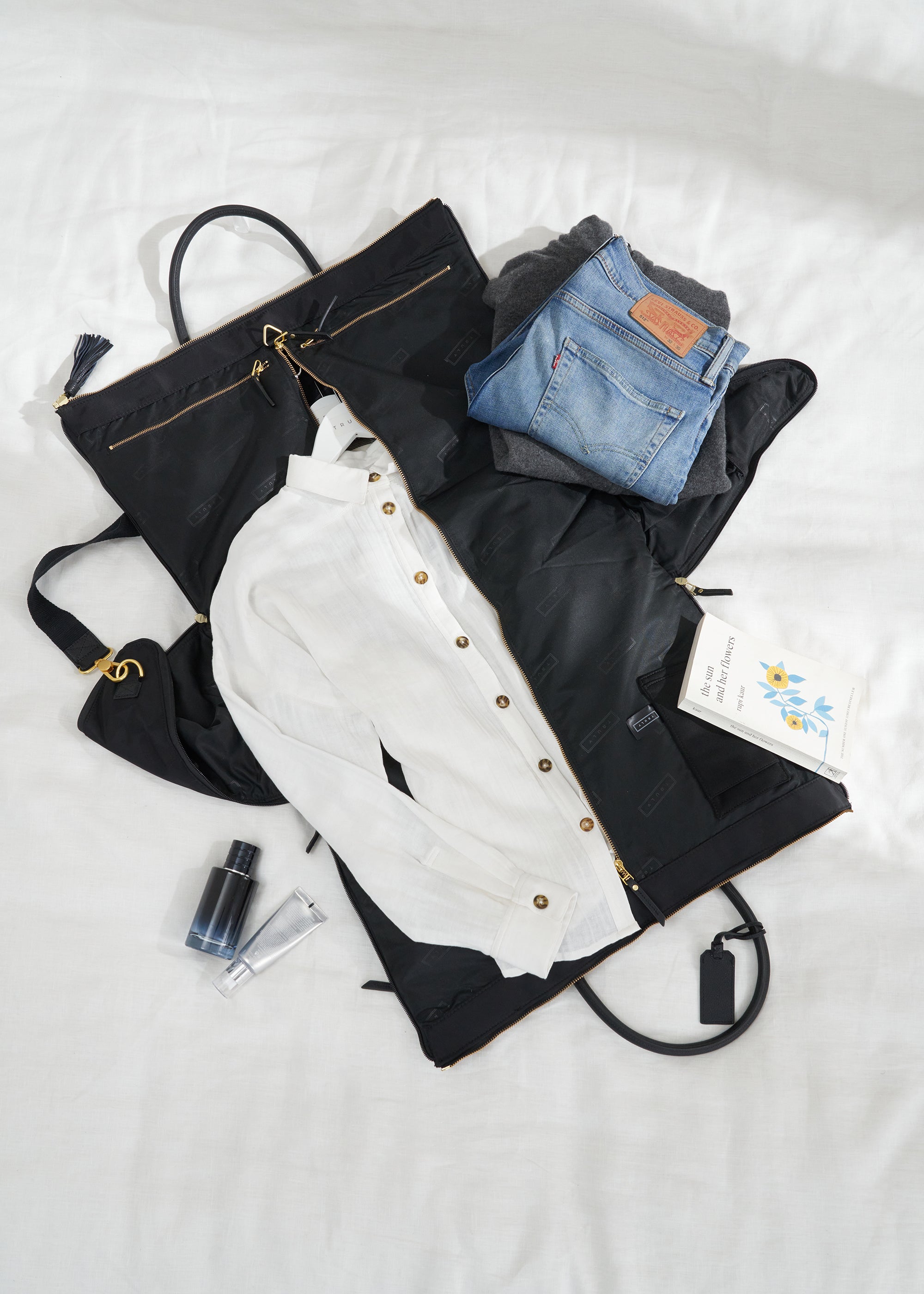 TRULY-LIFESTYLE-BLACK-WEEKEND-TRAVEL-BAG-OPEN