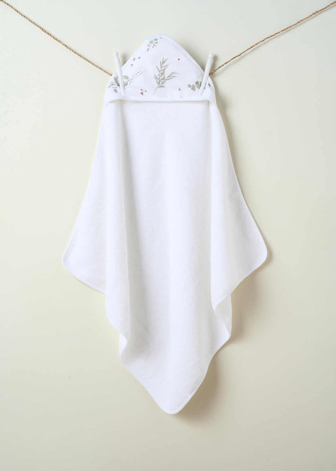 TRULY LIFESTYLE WHITE BABY TOWEL WITH HOOD HANGING