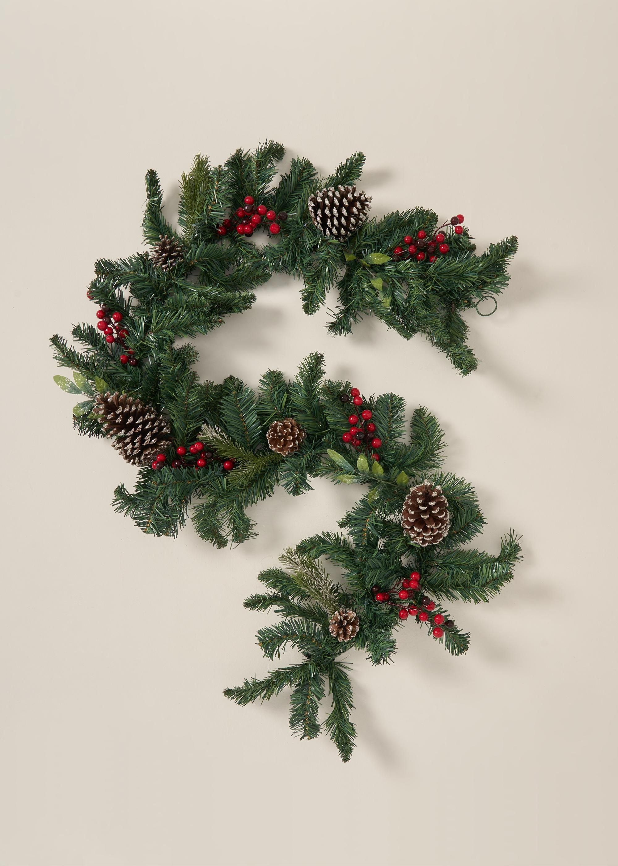 TRULY LIFESTYLE CHRISTMAS GARLAND WITH RED BERRIES AND PINECONES