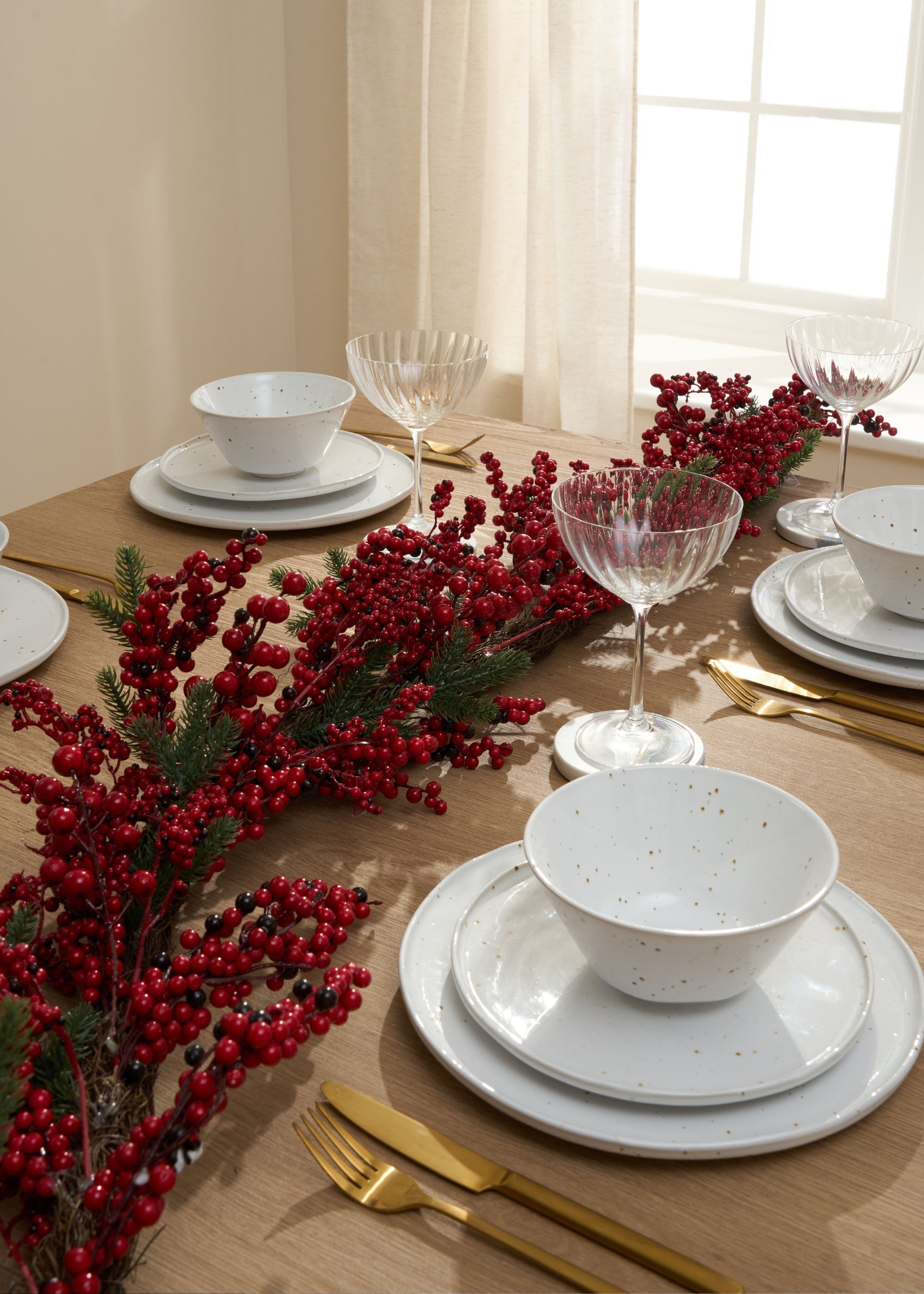 TRULY LIFESTYLE RED BERRY GARLAND ON CHRISTMAS TABLE