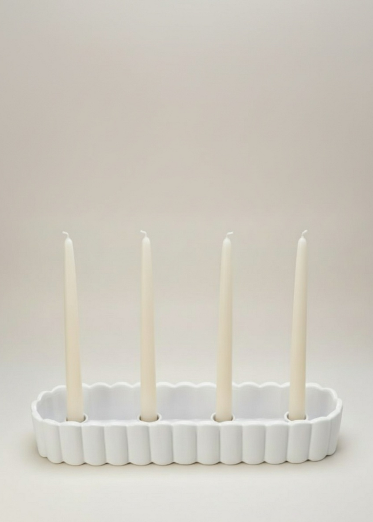 TRULY LIFESTYLE WHITE CANDLE HOLDER WITH 4 CANDLES IN