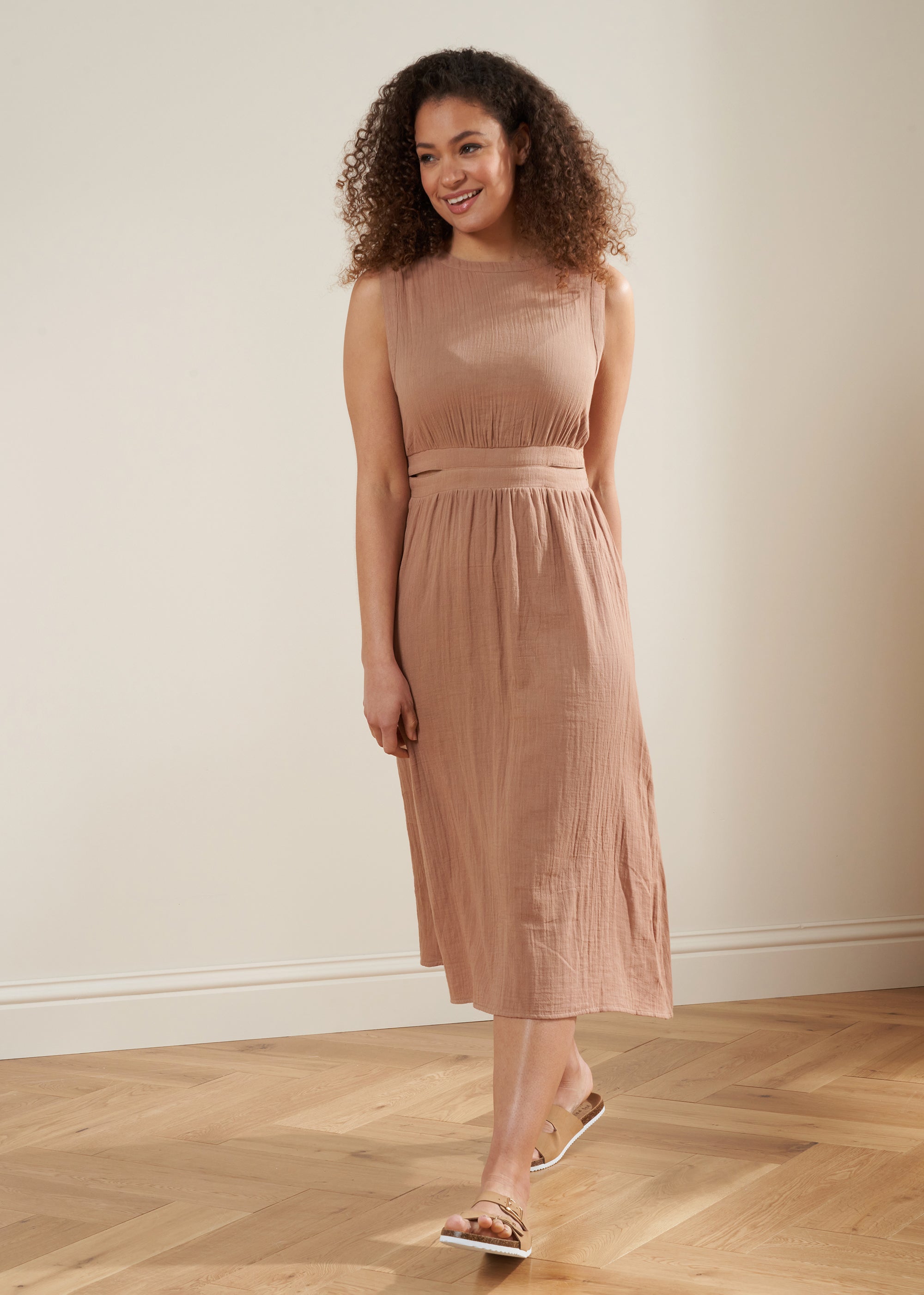 TRULY LIFESTYLE WOMENS COTTON CAMEL COLOURED CHEESECLOTH MIDI DRESS ON MODEL WITH SANDALS