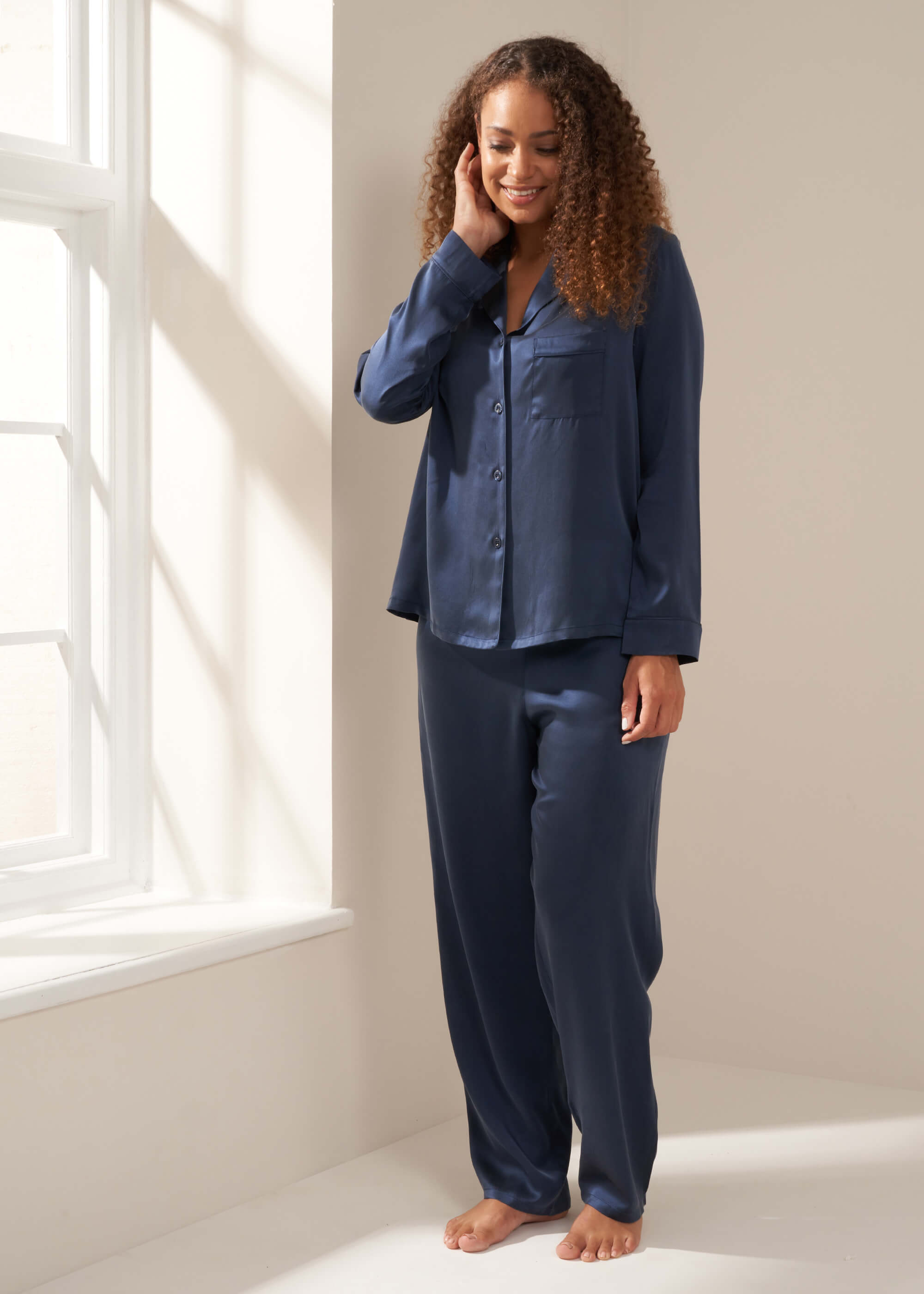 TRULY LIFESTYLE WOMENS SILK MIDNIGHT BLUE PYJAMA SET ON A MODEL