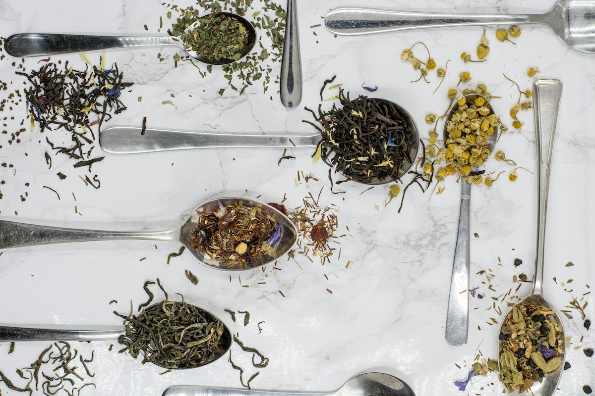 spoons with different teas on 