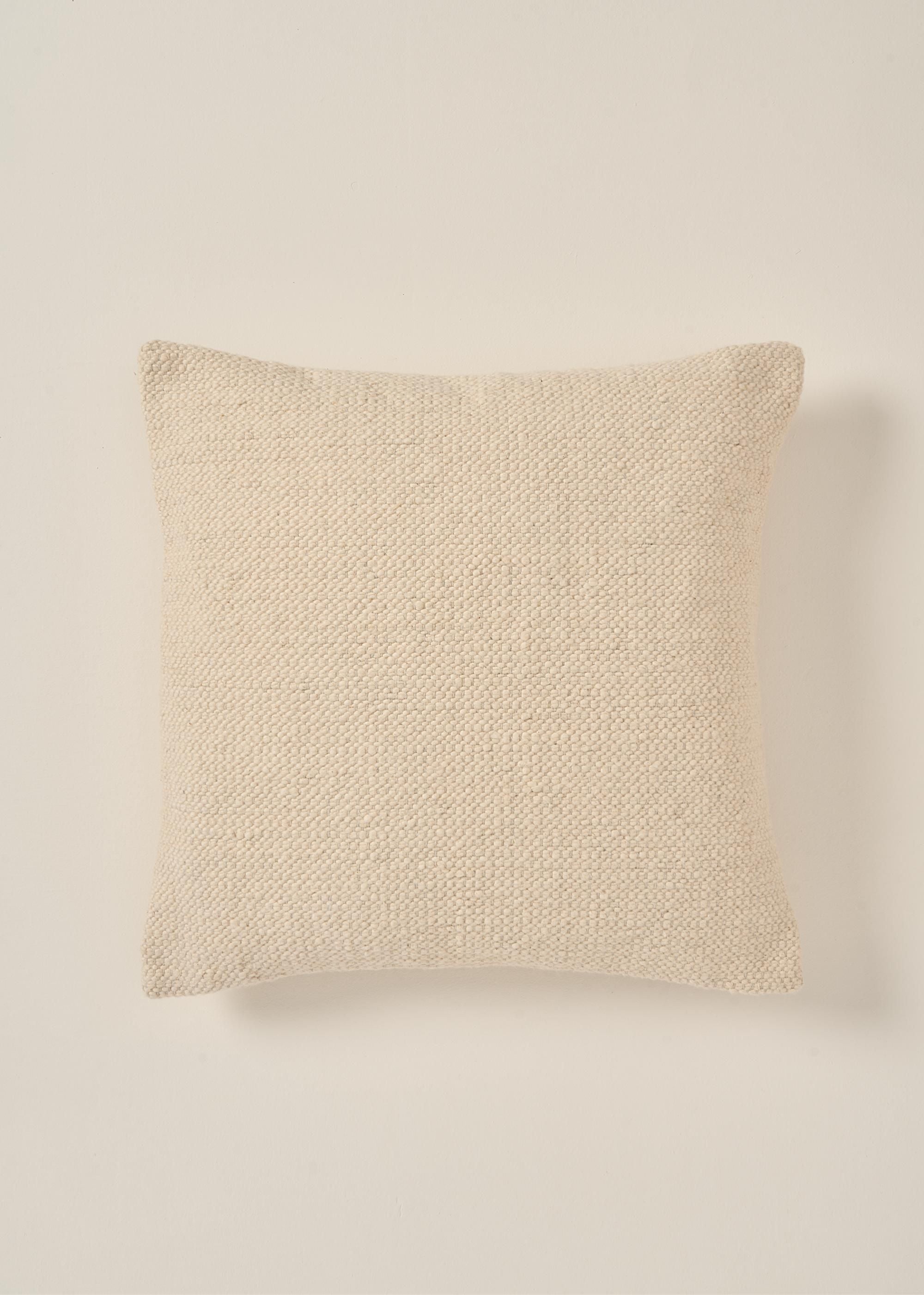 Plain cream cushions 2025