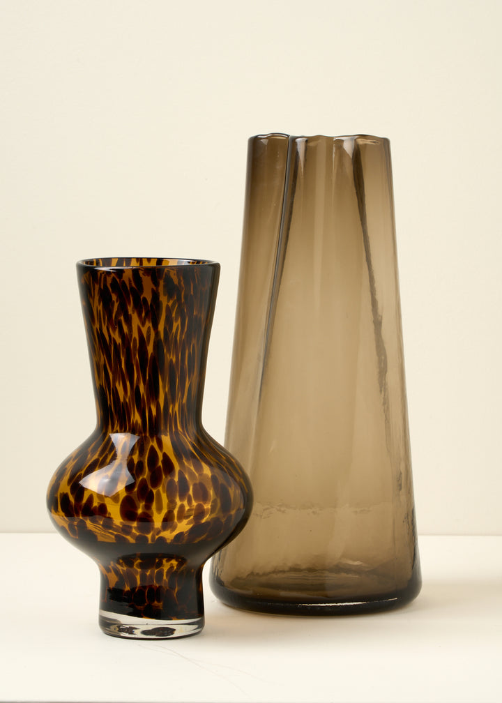TRULY LIFESTYLE BROWN SCALLOPED VASE WITH TRULY LIFESTYLE TORTOISE SHELL VASE