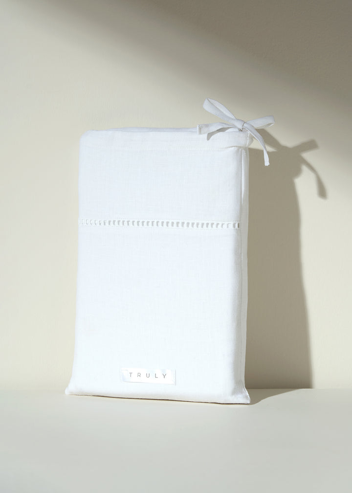 TRULY LIFESTYLE WHITE LADDER LINEN PILLOWCASE IN BEDDING BAG
