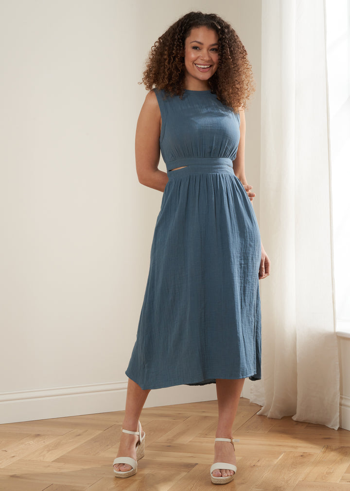 TRULY LIFESTYLE WOMENS BLUE CHEESECLOTH MIDI DRESS ON MODEL WEARING WEDGES