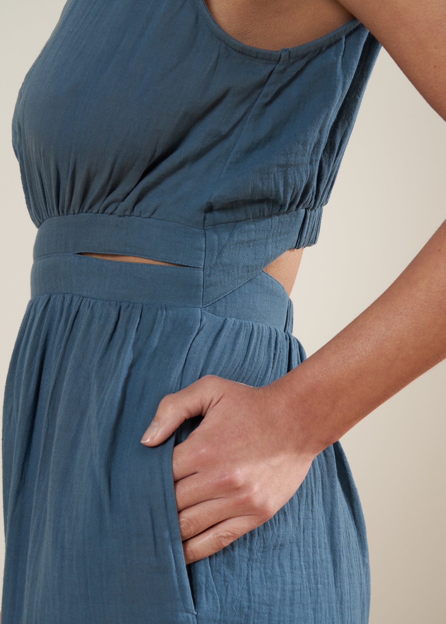 TRULY LIFESTYLE BLUE WOMENS COTTON CHEESECLOTH JUMPSUIT ON MODEL FROM THE SIDE