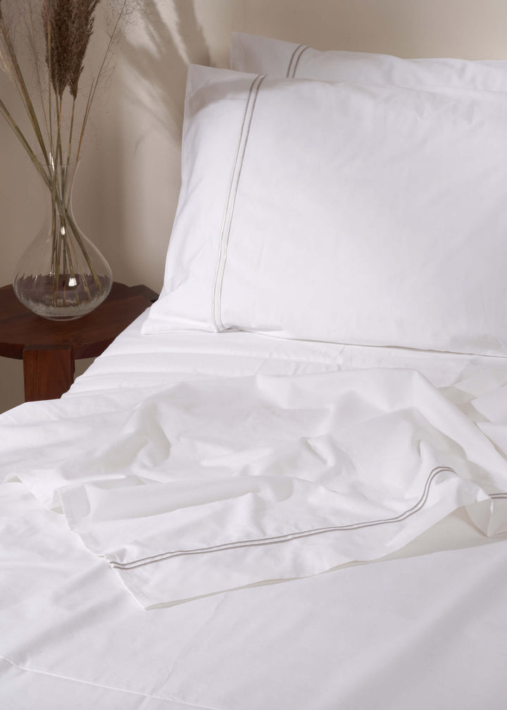 TRULY LIFESTYLE WHITE SATIN STITCH LUXURY FLAT SHEET ON BUT WITH HOUSEWIFE PILLOWCASES