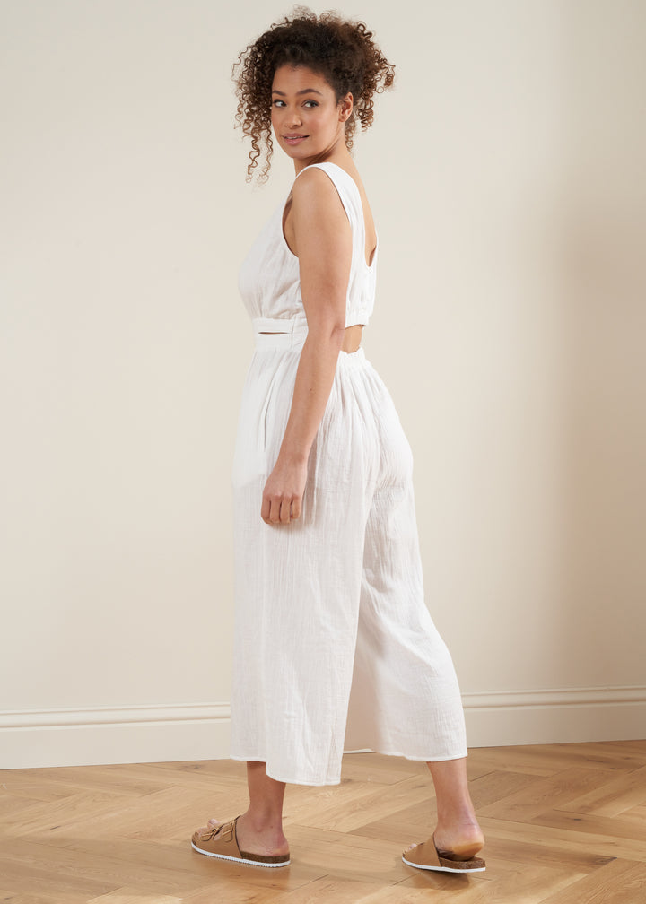 TRULY LIFESTYLE WOMENS WHITE CHEESECLOTH JUMPSUIT ON MODEL FROM BEHIND WITH SANDAL