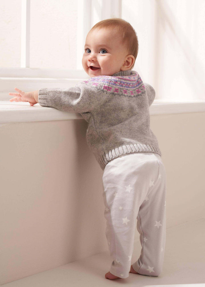 GREY STAR PRINT BABY LEGGINGS ON A BABY STANDING UP | TRULY LIFESTYLE